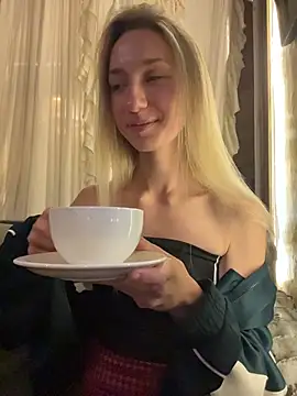 Lia  Love online show from October 21, 2025, 6:41 pm