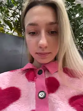 Lia  Love online show from October 22, 2025, 12:05 pm