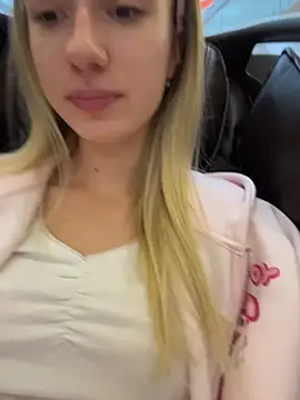 Lia  Love online show from November 3, 2025, 12:17 pm