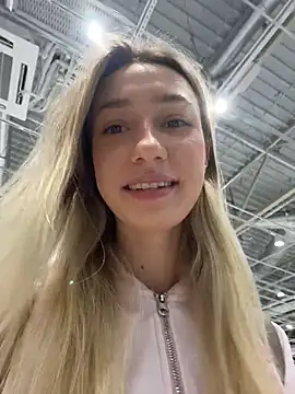 Lia  Love online show from November 7, 2025, 12:16 pm