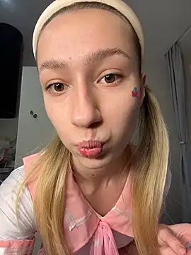 Lia  Love online show from December 1, 2025, 12:21 pm