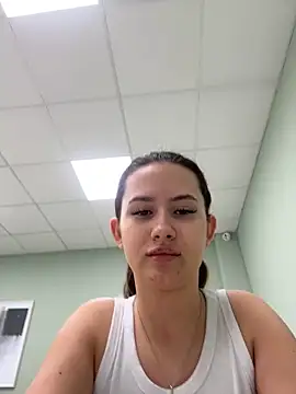 milaleoneli online show from March 7, 2025, 12:34 pm