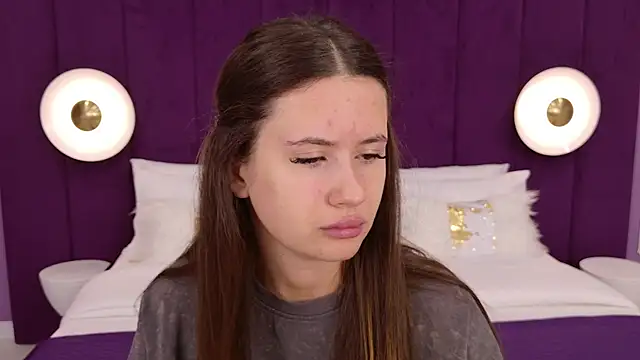 milaleoneli online show from March 17, 2025, 12:25 pm