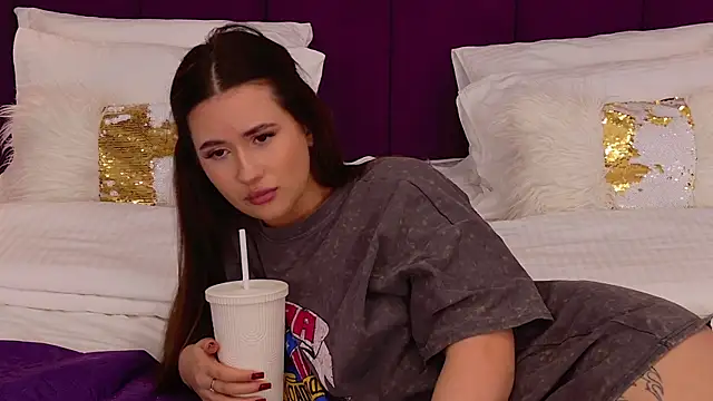 milaleoneli online show from March 17, 2025, 6:32 pm