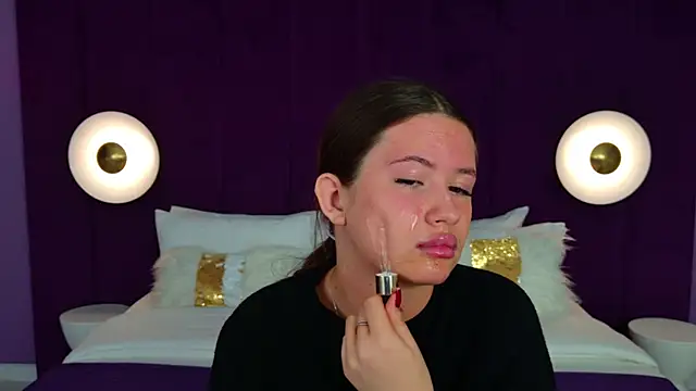 milaleoneli online show from March 18, 2025, 12:36 pm