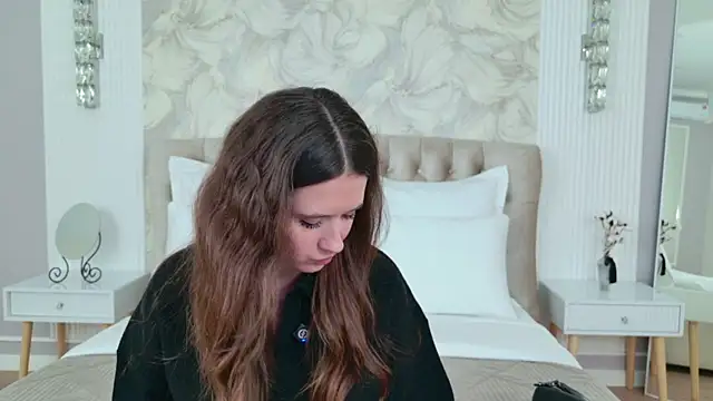 milaleoneli online show from September 24, 2025, 3:04 pm