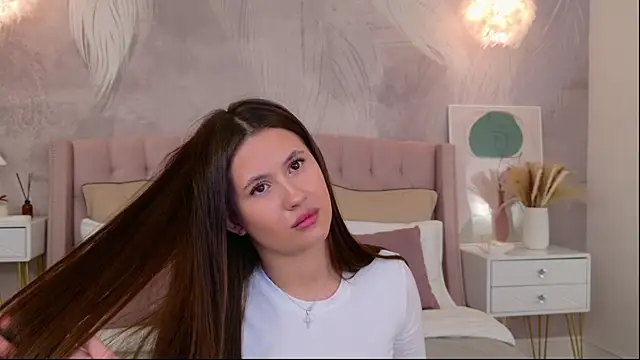 milaleoneli online show from April 24, 2026, 2:52 pm