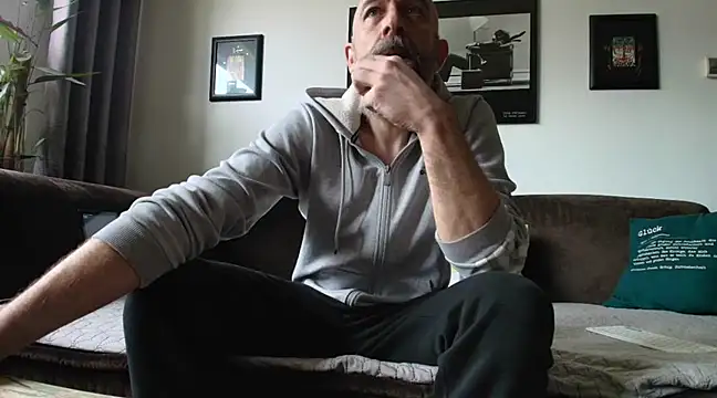 Snapshot of Kingsscepter chatting on February 22, 2025, 1:35 pm Kingsscepter online show from February 22, 2025, 1:35 pm