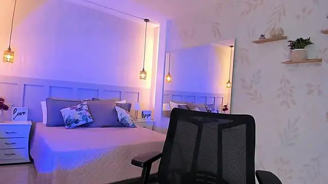 MartinaGuzmann online show from February 11, 2026, 1:32 am