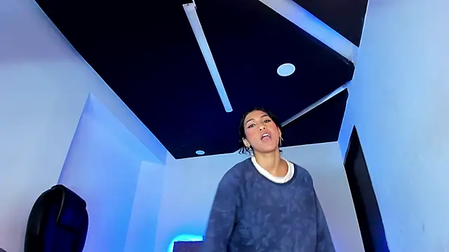 MiaCavallii  online show from January 28, 2025, 9:19 am