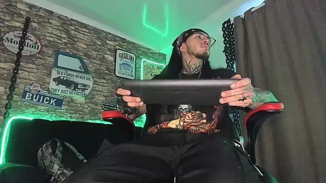 Snapshot of the_beast_master_ chatting on March 12, 2025, 12:36 pm the beast master online show from March 12, 2025, 12:36 pm