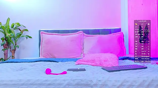 Snapshot of Rouse_Hilton chatting on September 10, 2025, 6:41 pm Rouse Hilton online show from September 10, 2025, 6:41 pm