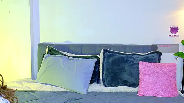 Snapshot of Rouse_Hilton chatting on October 7, 2025, 10:18 pm Rouse Hilton online show from October 7, 2025, 10:18 pm