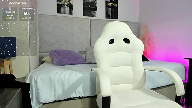 naomiii   online show from April 25, 2026, 11:57 am