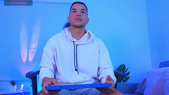 estebandelouis online show from April 20, 2026, 11:24 am