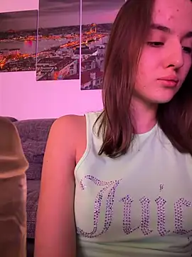 Snapshot of EmilyWi_ chatting on November 17, 2025, 10:04 pm EmilyWi online show from November 17, 2025, 10:04 pm