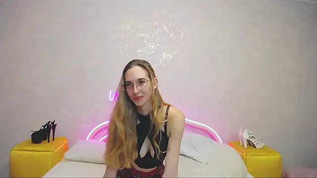 KlaryBrait online show from February 21, 2025, 3:43 pm