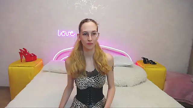 KlaryBrait online show from February 25, 2025, 1:39 pm