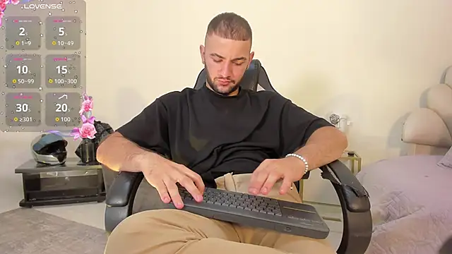 Snapshot of MaximusDick1_ chatting on June 27, 2026, 12:10 pm MaximusDick1 online show from June 27, 2026, 12:10 pm