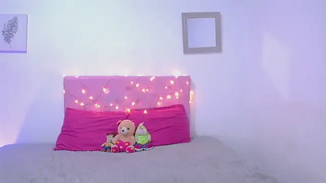 Snapshot of issa_kitty chatting on March 18, 2025, 9:53 pm issa kitty online show from March 18, 2025, 9:53 pm