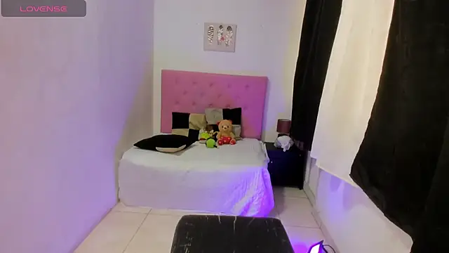 Snapshot of issa_kitty chatting on October 23, 2025, 8:18 pm issa kitty online show from October 23, 2025, 8:18 pm