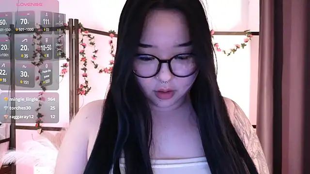 Snapshot of mei_honey_ chatting on March 1, 2025, 5:49 pm mei honey online show from March 1, 2025, 5:49 pm