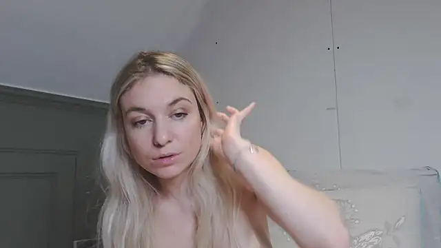 Snapshot of carlaaa chatting on January 14, 2025, 12:22 am carlaaa online show from January 14, 2025, 12:22 am