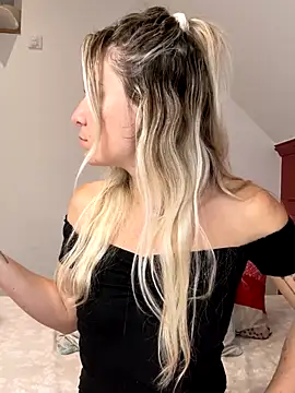 Snapshot of carlaaa chatting on October 12, 2025, 8:24 am carlaaa online show from October 12, 2025, 8:24 am