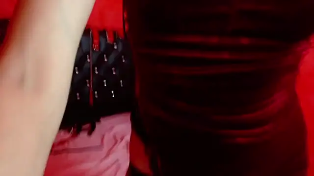 Ambar Roux  online show from February 5, 2025, 4:58 pm