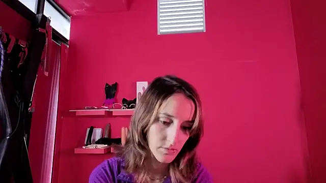 Ambar Roux  online show from December 15, 2025, 1:48 pm