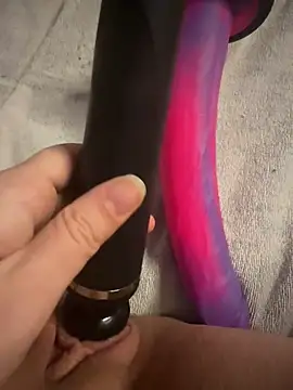 Snapshot of luisa1 chatting on December 17, 2025, 8:09 am luisa1 online show from December 17, 2025, 8:09 am