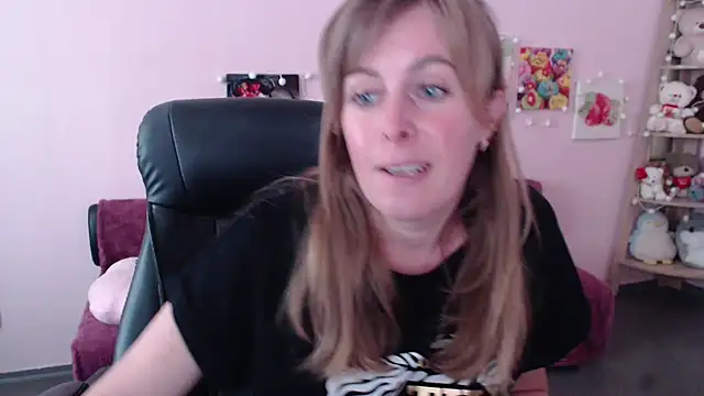 Snapshot of Hot_Milady chatting on June 2, 2026, 7:54 am Hot Milady online show from June 2, 2026, 7:54 am