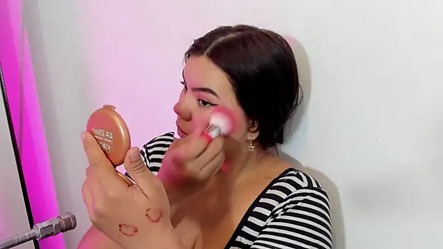 klhoe boobs online show from May 2, 2026, 3:33 am