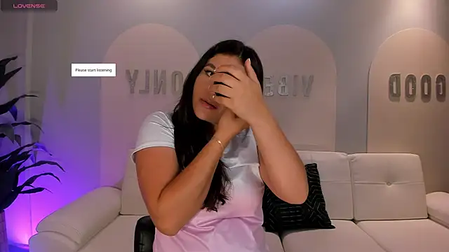 Snapshot of ValeriaRoldanX chatting on May 13, 2026, 10:23 am ValeriaRoldanX online show from May 13, 2026, 10:23 am