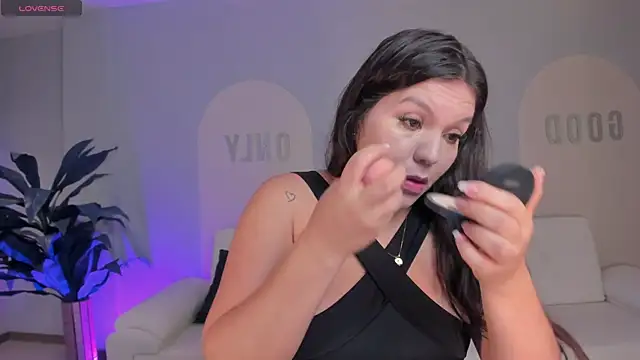 ValeriaRoldanX online show from August 3, 2026, 11:37 am