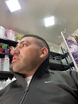 JuanZapata33 online show from January 17, 2025, 4:47 pm