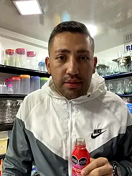 JuanZapata33 online show from October 13, 2025, 9:37 pm