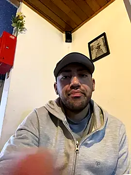 JuanZapata33 online show from November 12, 2025, 9:36 pm