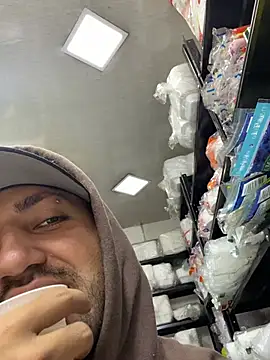 JuanZapata33 online show from February 5, 2026, 10:14 pm