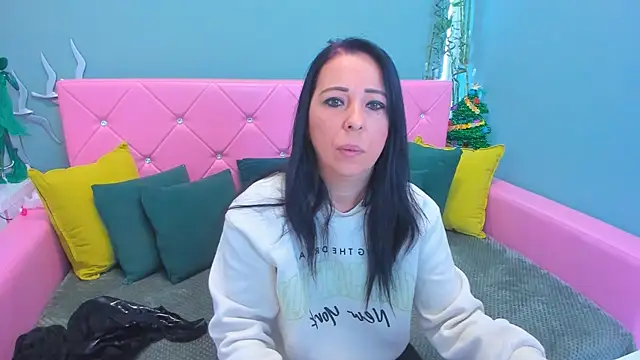 LauraSin online show from December 16, 2025, 4:50 am