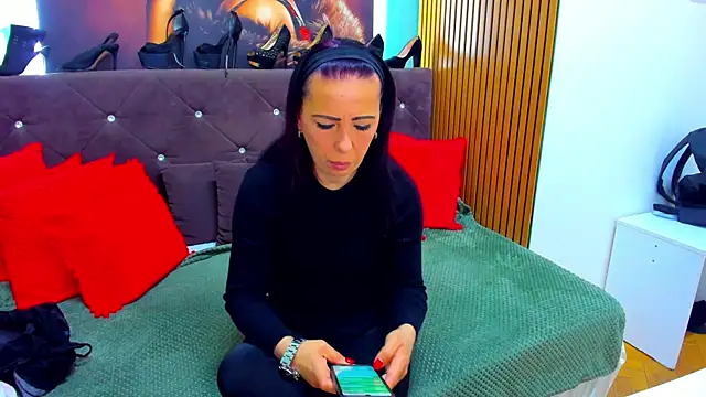 LauraSin online show from May 1, 2026, 3:33 am