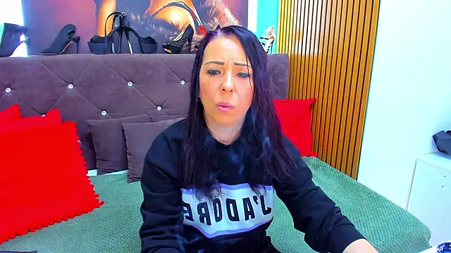 LauraSin online show from May 20, 2026, 6:03 pm
