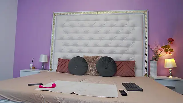 Lenna Paul online show from October 10, 2025, 4:11 am