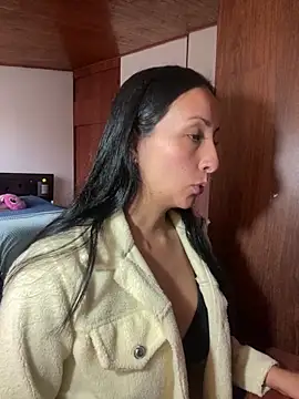 yaralyminjo2 online show from February 21, 2025, 1:33 pm