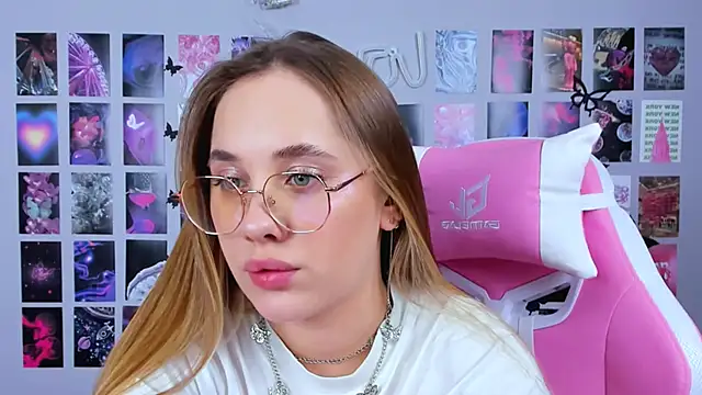 Snapshot of MiaMilas chatting on February 7, 2025, 8:11 am MiaMilas online show from February 7, 2025, 8:11 am