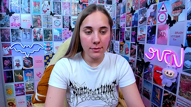 Snapshot of MiaMilas chatting on October 22, 2025, 12:16 pm MiaMilas online show from October 22, 2025, 12:16 pm