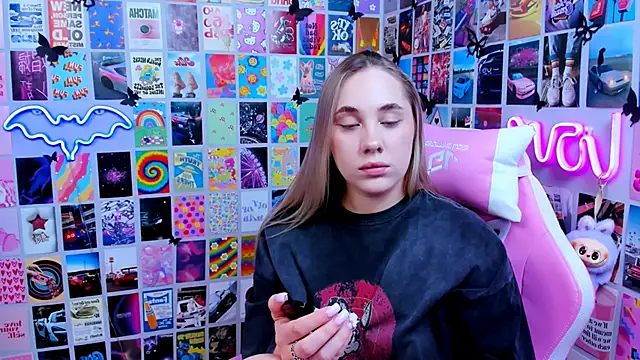 MiaMilas online show from March 17, 2026, 2:53 pm