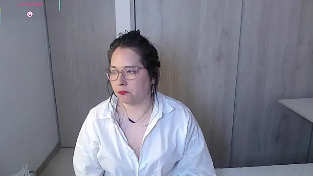 Snapshot of May_Carlier chatting on October 5, 2025, 2:32 am May Carlier online show from October 5, 2025, 2:32 am