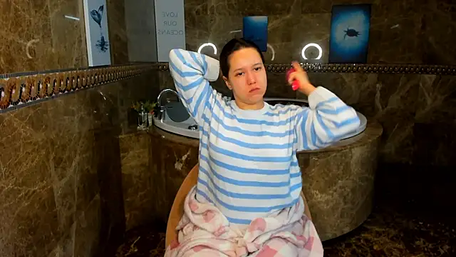 Snapshot of Mira_Karter chatting on December 5, 2024, 1:36 am Mira Karter online show from December 5, 2024, 1:36 am