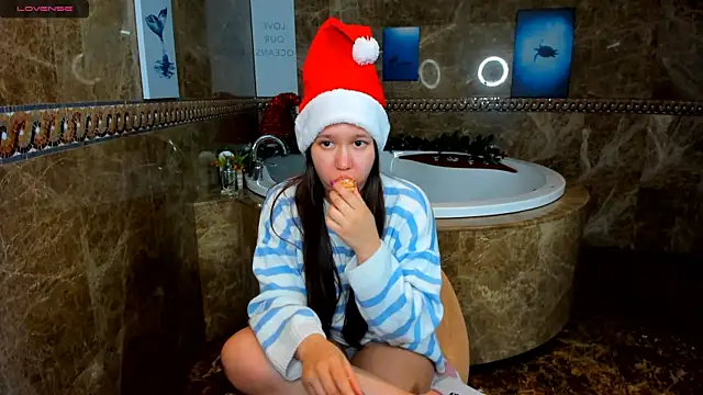 Snapshot of Mira_Karter chatting on December 15, 2024, 4:40 am Mira Karter online show from December 15, 2024, 4:40 am